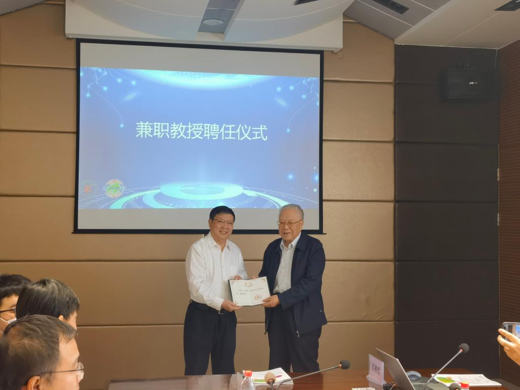 乐动(中国)邀请汪旭光院士来校参加研讨会