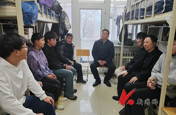 乐动(中国)校长胡军深入对接寝室走访慰问